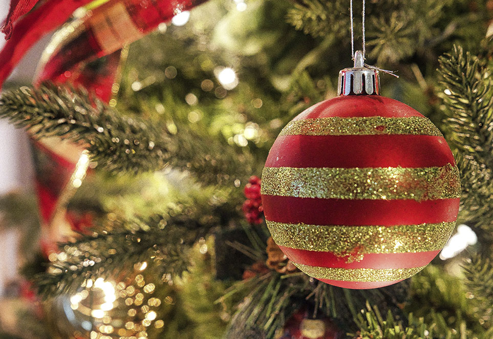 bola de Navidad colgada de un árbol